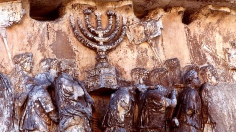 Titusbuens relief i Rom. Romerske soldater bærer den syvarmede lysestage fra Jerusalems tempel, som efter ødelæggelsen blev bragt til Rom i et sejrsoptog.