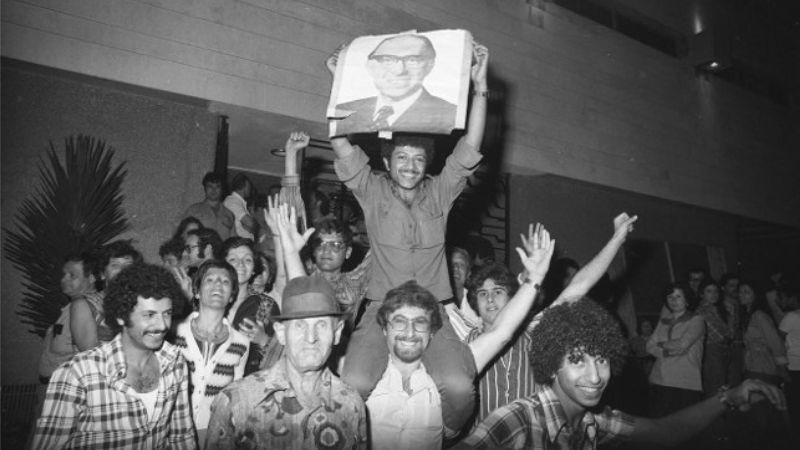 Menachem Begins tilhængere fejrer Likuds valgresultat den 17. maj 1977.