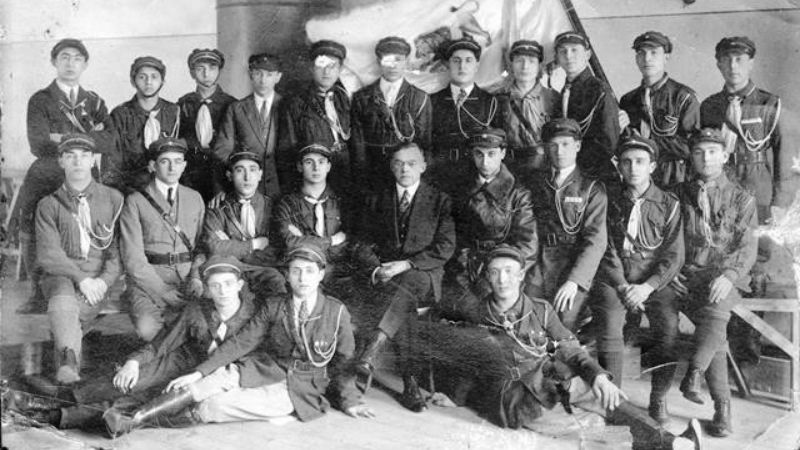 Zeev Jabotinsky sammen med medlemmer af den revisionistiske ungdomsbevægelse Betar. Socialisterne havde deres egne ungdomsbevægelser i Maccabi og HaShomer HaTzair.