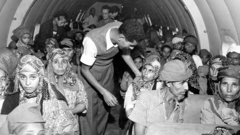 Yemenitiske jøder ankommer til Israel under luftbroen i 1949–1950. På 13 måneder blev 49.000 yeminitiske jøder reddet til Israel efter at være blevet frataget privat ejendom og rettigheder i Yemen.